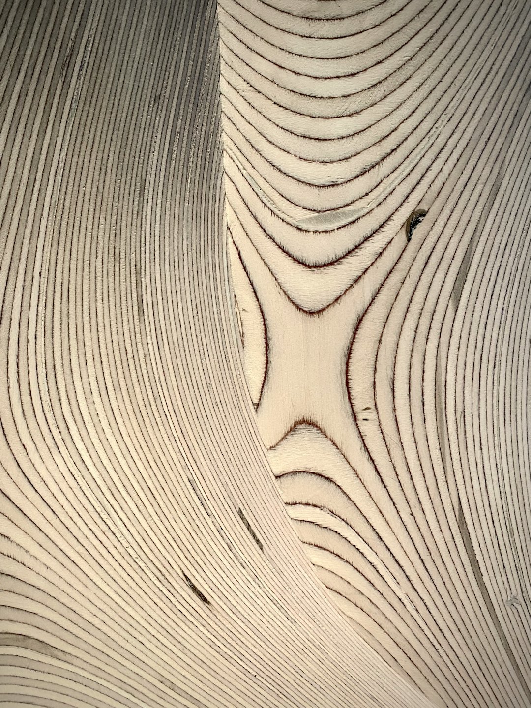 Nahaufnahme von geschnitztem Holz mit sternförmigem Muster.