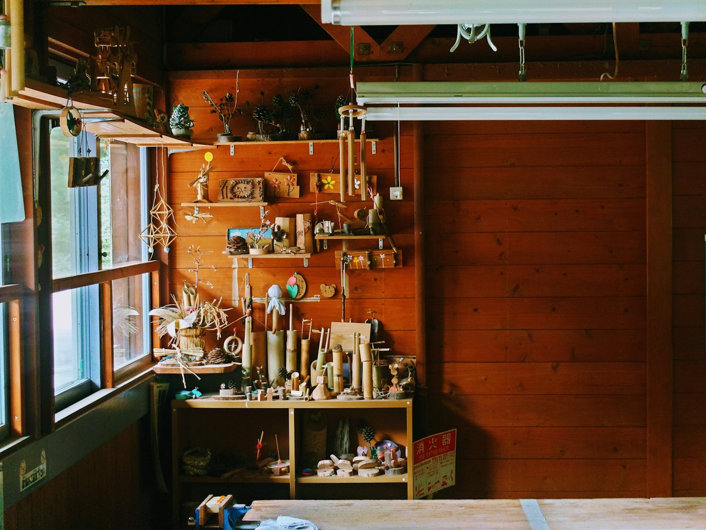 Handgefertigter Holzschmuck in einer rustikalen Werkstatt.