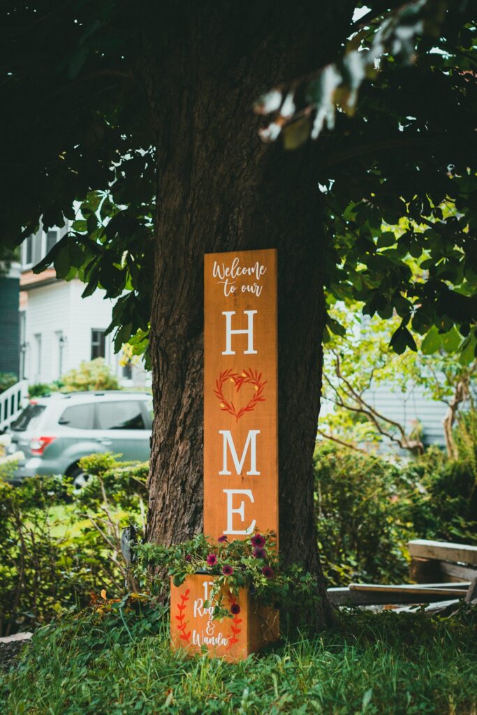 Holzschild Willkommen mit floralem Muster
